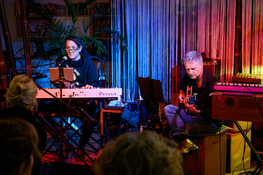 Urs Weyerke und Oliver Eltinger spielen aus dem Book of Love (Stephin Merritt/The Magnetic Fields)