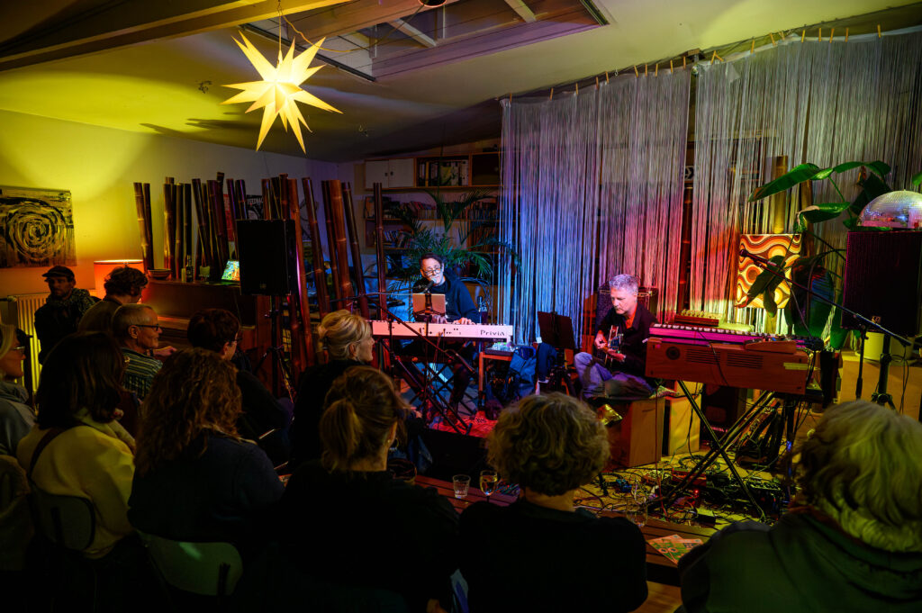 Urs Weyerke und Oliver Eltinger spielen aus dem Book of Love (Stephin Merritt/The Magnetic Fields)