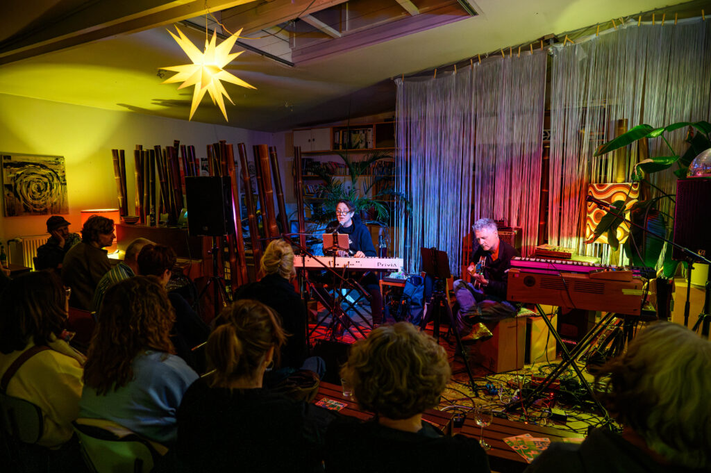 Urs Weyerke und Oliver Eltinger spielen aus dem Book of Love (Stephin Merritt/The Magnetic Fields)