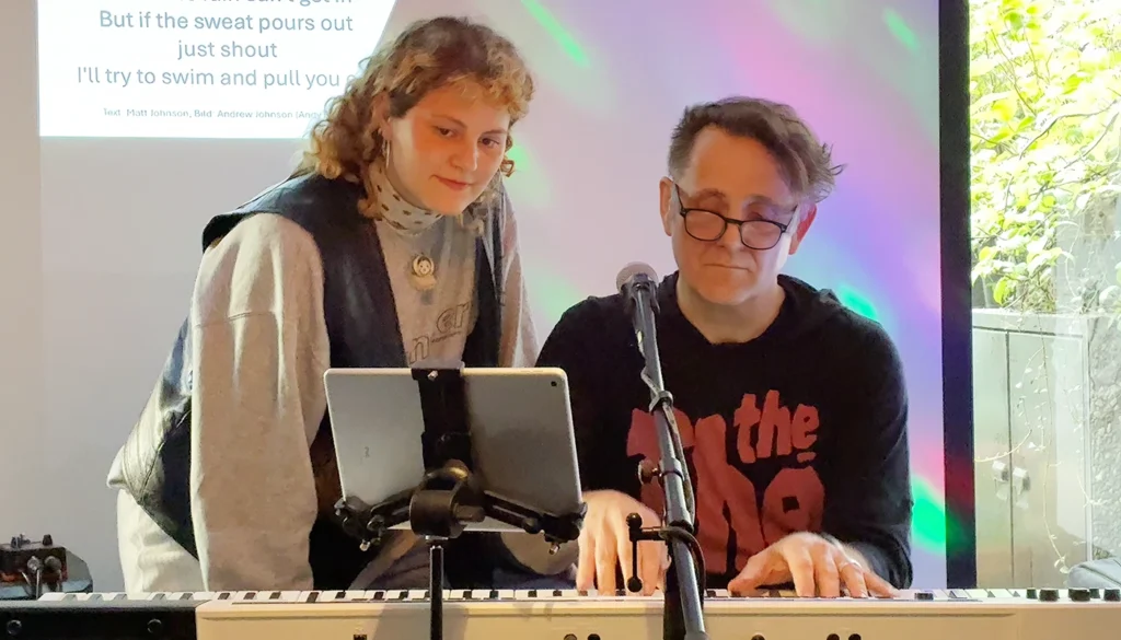 JOSEFINE HIPP UND URS WEYERKE SINGEN 'THIS IS THE DAY'